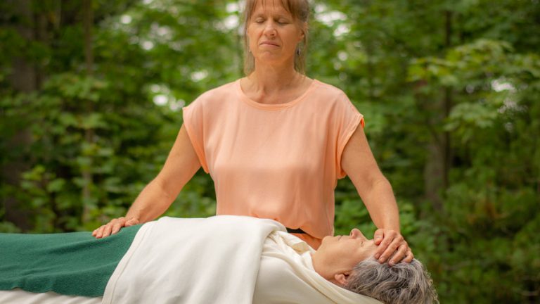 Séance de soins en Polarité par Agnès Lacasse.