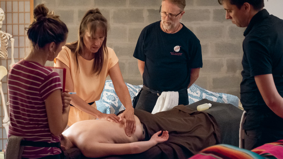 Journée de formation en massage Californien de niveau professionnel à l'École de massothérapie Agnès Lacasse.
